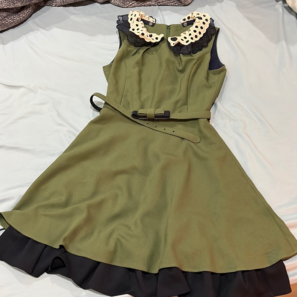 Retro looking green dress with navy accent and bow belt